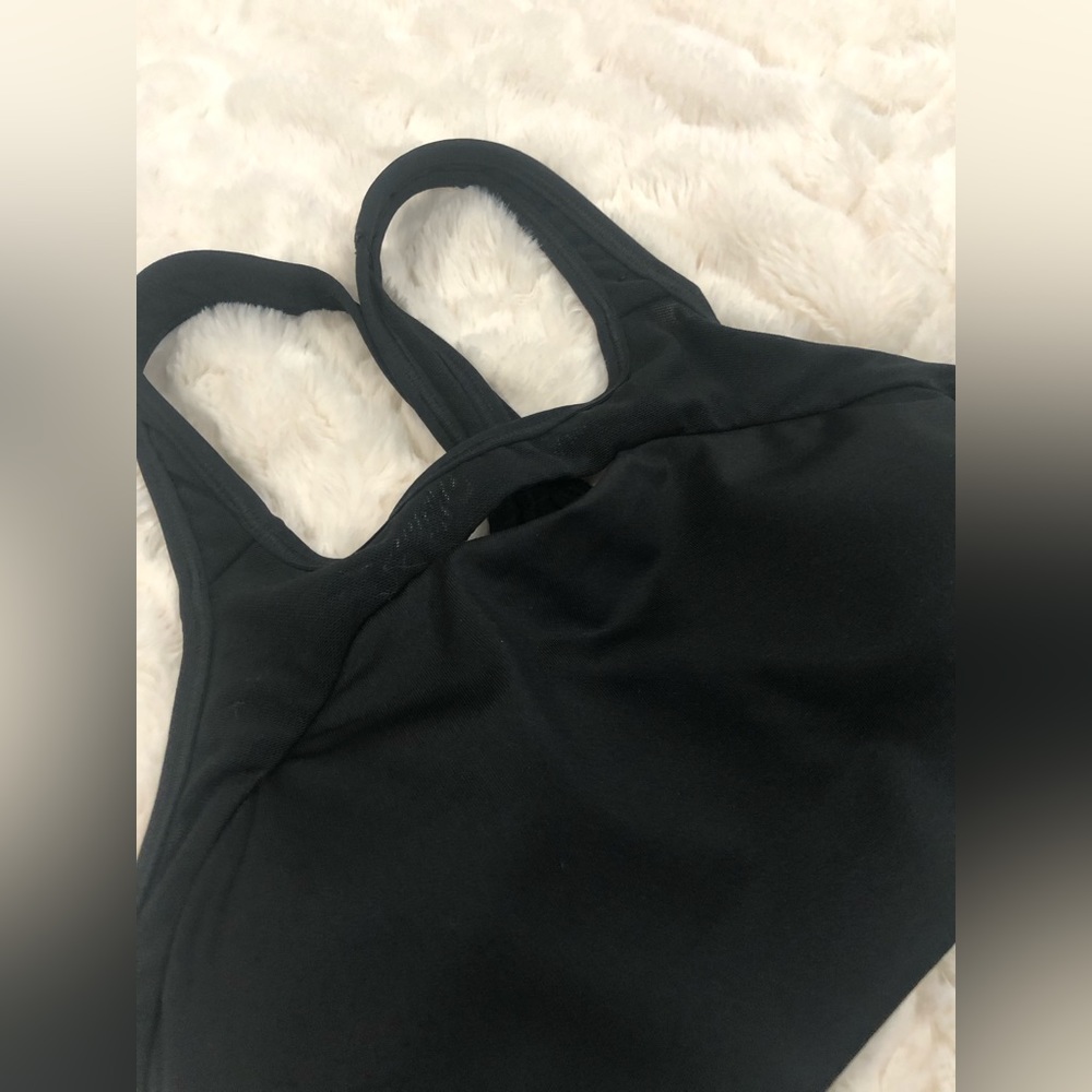 Nike Small breathable black front keyhole crisscross sports bra with mesh detail - Picture 2 of 6